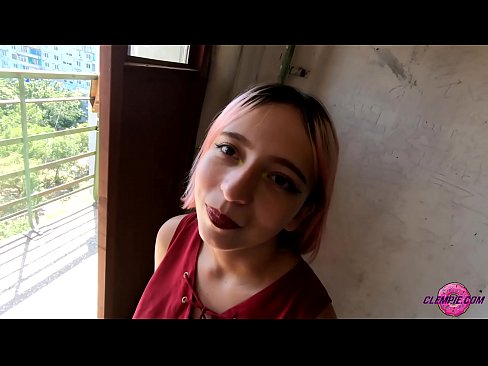 ❤️ د شاګرد حساسیت په بهر کې یو اجنبی سړی وخوري - د هغه په مخ کې